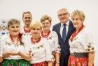 Wicemarszałek Józef Gawron z grupą kobiet w strojach regionalnych.