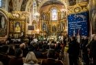 Uczestnicy mszy świętej w kościele