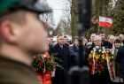 Uczestnicy uroczystości na cmentarzu