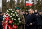 Prezydent Andrzej Duda podczas składania kwiatów