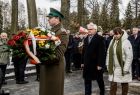 Józef Gawron i Anna Mikosz podczas składania kwiatów