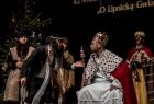 Kolędnicy prezentują się na scenie