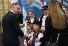Andrzej Duda wita się z grupą dzieci