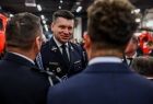 Marszałek Łukasz Smółka w strażackim mundurze rozmawia z uczestnikami wydarzenia