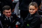 Marszałek Łukasz Smołka rozmawia z najmłodszymi członkami młodzieżowych drużyn strażackich