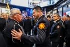 Marszałek Łukasz Smółka rozmawia ze strażakami uczestniczącymi w uroczystości