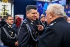 Marszałek Łukasz Smółka rozmawia ze strażakami uczestniczącymi w uroczystości