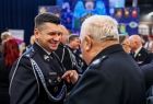 Marszałek Łukasz Smółka rozmawia ze strażakami uczestniczącymi w uroczystości