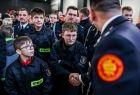 Marszałek Łukasz Smółka wita się z członkami młodzieżowej drużyny pożarniczej