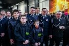 Marszałek Łukasz Smółka pozujący do wspólnej fotografii ze strażakami oraz strażacką młodzieżą