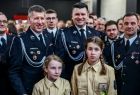 Marszałek Łukasz Smółka w gronie strażaków i strażackiej młodzieży