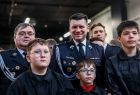 Marszałek Łukasz Smółka wraz z członkami młodzieżowej drużyny strażackiej