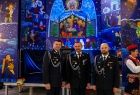 Marszałek Łukasz Smółka w galowym mundurze wraz ze strażakami biorącymi udział w uroczystości