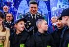 Marszałek Łukasz Smółka oraz chłopcy i dziewczęta z młodzieżowych drużyn pożarniczych