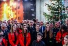 Pamiątkowe zdjęcie z udziałem strażaków i strażackiej młodzieży 