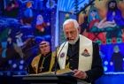 Kapłan zwracający się do uczestników strażackiej uroczystości