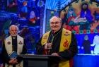 Kapłan zwracający się do uczestników uroczystości