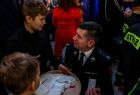 Marszałek Łukasz Smółka rozmawiający z chłopcem z młodzieżowej drużyny pożarniczej