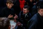 Marszałek Łukasz Smółka podczas rozmowy z chłopcem z młodzieżowej drużyny pożarniczej