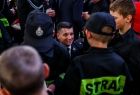 Marszałek Łukasz Smółka podczas rozmowy z przedstawicielami strażackiej młodzieży