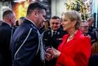Iwona Gibas z zarządu województwa oraz marszałek Łukasz Smółka dzielący się opłatkiem i składający sobie świąteczne życzenia