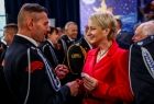 Iwona Gibas z zarządu województwa składająca życzenia strażakowi