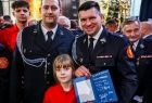 Marszałek Łukasz Smółka ze strażakami oraz strażacką młodzieżą