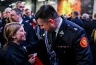 Marszałek Łukasz Smółka podczas rozmowy z najmłodszymi uczestnikami uroczystego spotkania
