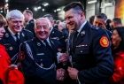 Marszałek Łukasz Smółka podczas serdecznej rozmowy z doświadczonym strażakiem
