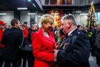 Iwona Gibas z zarządu województwa rozmawiająca ze strażakiem 