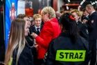 Iwona Gibas z zarządu województwa otoczona grupą strażackiej młodzieży