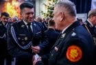 Marszałek Łukasz Smółka składający życzenia doświadczonemu strażakowi