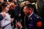 Marszałek Łukasz Smółka składający życzenia członkom rodzin strażaków