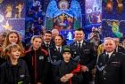 Marszałek Łukasz Smółka wraz ze strażakami i członkami młodzieżowych drużyn pożarniczych