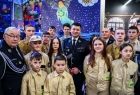 Marszałek Łukasz Smółka wraz ze strażakami i członkami młodzieżowych drużyn pożarniczych