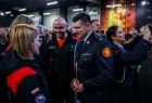 Marszałek Łukasz Smółka rozmawiający przedstawicielami służb ratowniczych