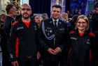 Wspólna fotografia. Marszałek Łukasz Smółka oraz przedstawiciele służb ratowniczych