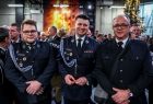 Pamiątkowe wspólne fotografie. Marszałek Łukasz Smółka wraz ze strażakami