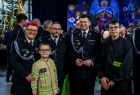 Pamiątkowe wspólne fotografie. Marszałek Łukasz Smółka wraz ze strażakami i strażacką młodzieżą