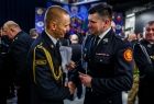 Marszałek Łukasz Smółka składający świąteczne życzenia strażakowi