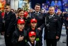 Pamiątkowe wspólne fotografie. Marszałek Łukasz Smółka wraz ze strażakami i strażacką młodzieżą