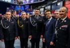 Marszałek Łukasz Smółka w towarzystwie strażaków i samorządowców