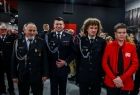 Marszałek Łukasz Smółka wraz ze strażakami i strażacką młodzieżą