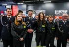 Marszałek Łukasz Smółka wraz z członkami młodzieżowej drużyny pożarniczej