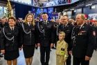 Marszałek Łukasz Smółka wraz ze strażakami i ich dziećmi