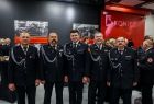 Marszałek Łukasz Smółka wraz z grupą strażaków