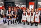 Marszałek Łukasz Smółka wraz z grupą młodzieży w strojach ludowych 