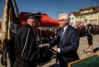 Wicemarszałek Józef Gawron wręcza odznaczenie strażakowi.
