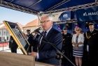 Wicemarszałek Józef Gawron z medalem Polonia Minor w dłoniach.