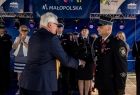 Wicemarszałek Józef Gawron gratuluje strażakowi.